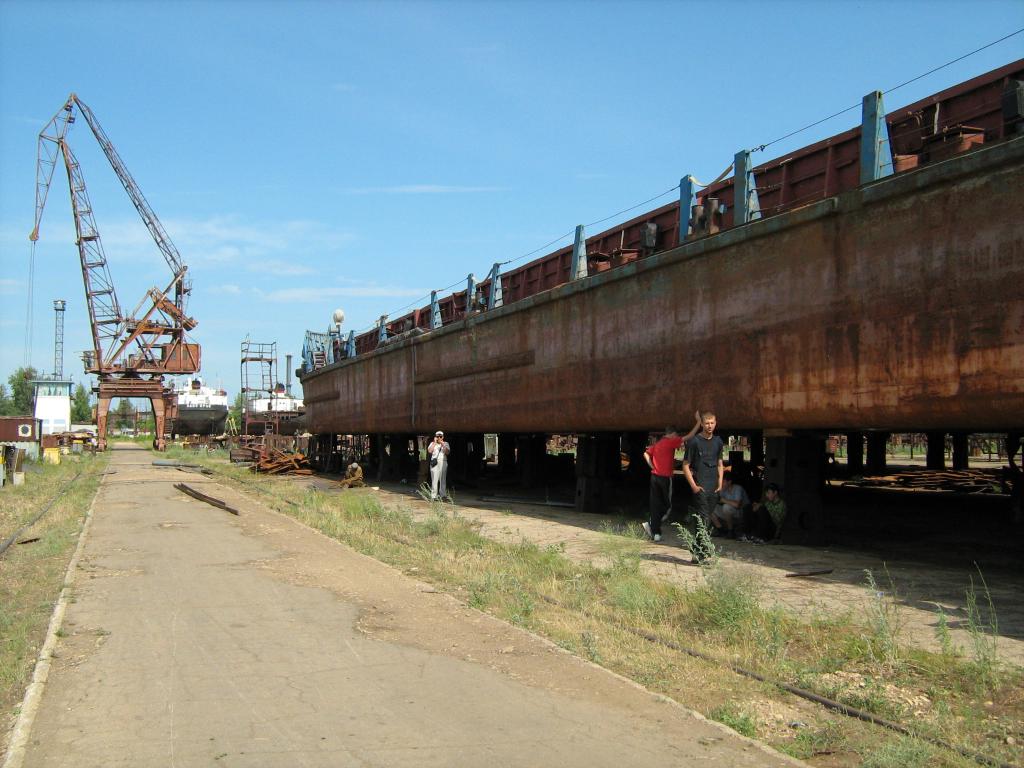 Баржа на ремонте, вдали портальный кран